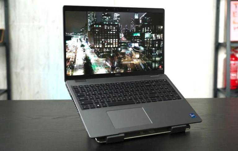 Laptop Dell Latitude Gaming Radeon GFX Full HD 15.6" Intel i7 3.6GHz NVMe Win11