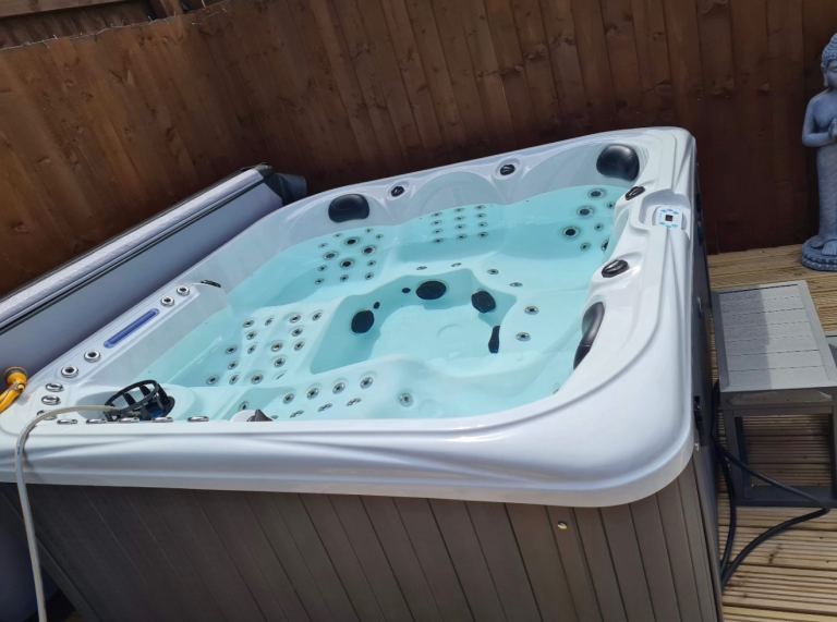 Santa Cora Hottub 