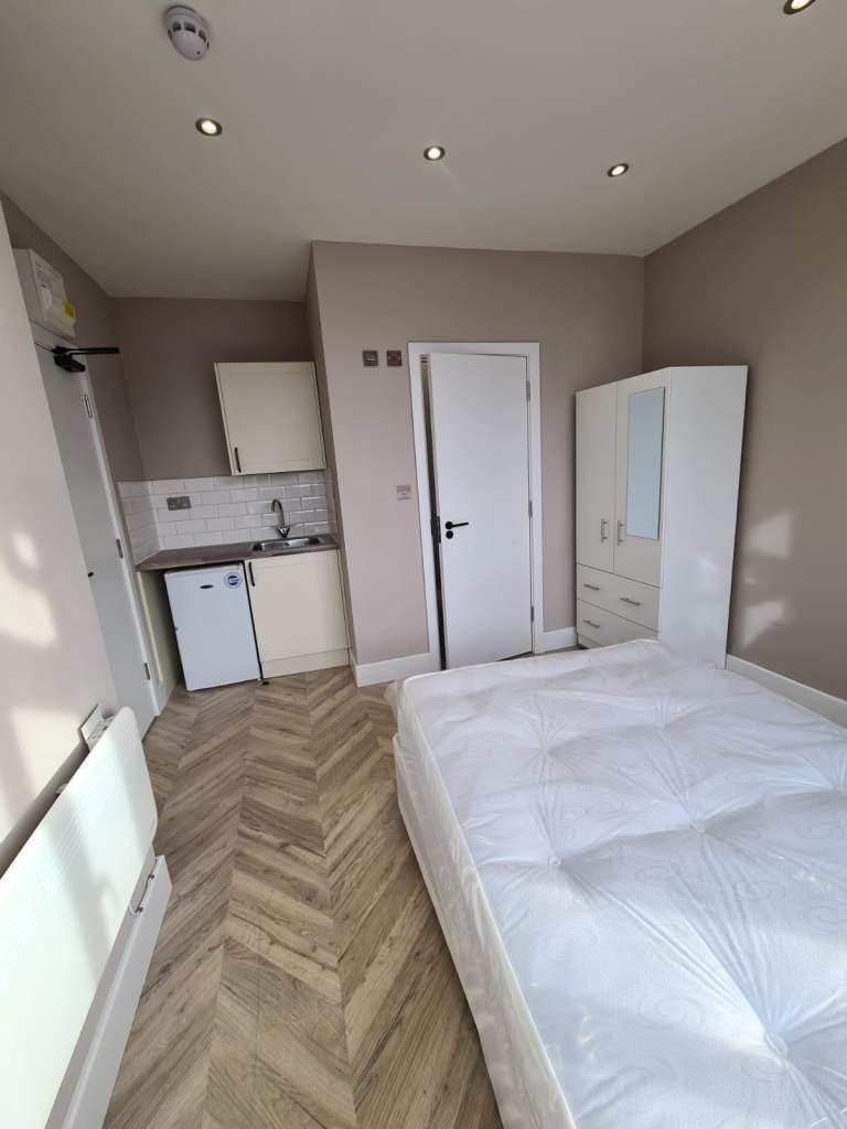 Studio Room Available – Adrossan Gardens, KT4