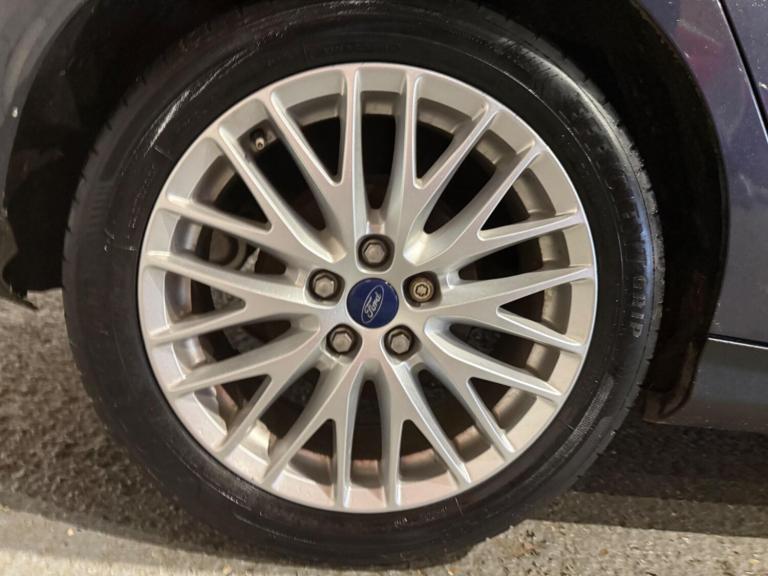 2011 Ford Focus 1.6 125 Zetec 5dr HATCHBACK PETROL Manual