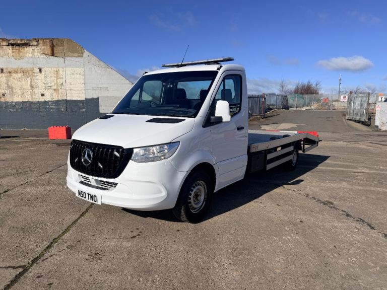 Sprinter Recovery Truck - Like new 