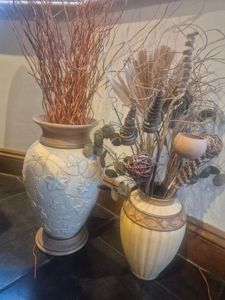2 vases with dried flowers