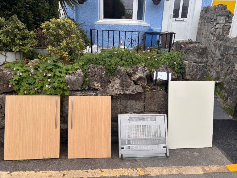 Free kitchen bits.  One 50cm door one 60, end panel and extractor hood 