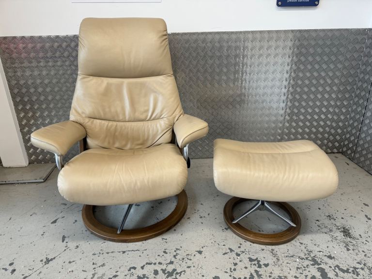Ekornes Stressless (M) ‘Aura’ leather signature base recliner chair + Stool VGC