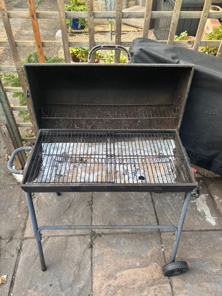 Metal Kettle BBQ with Wheels – Fair Condition