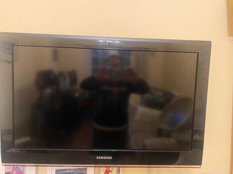 image for 20 inch TV with remote and wall bracket 
