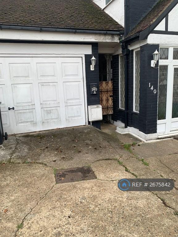 1 bedroom flat in Stradbroke Grove, Ilford, IG5 (1 bed) (#2675842)