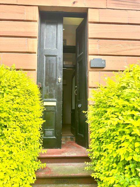 Main Door Two Double Bedroom Ground Floor Flat in Great Location in Shawlands