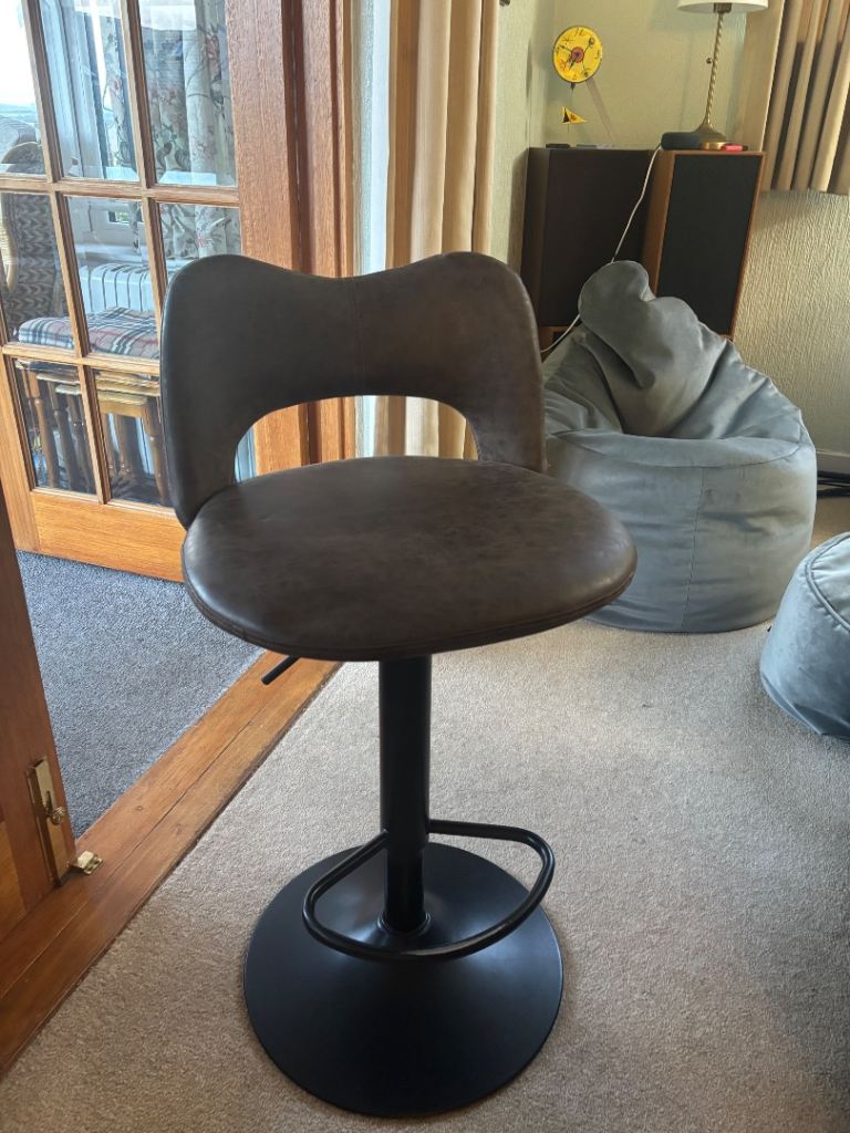 Gas lift bar stools x 4