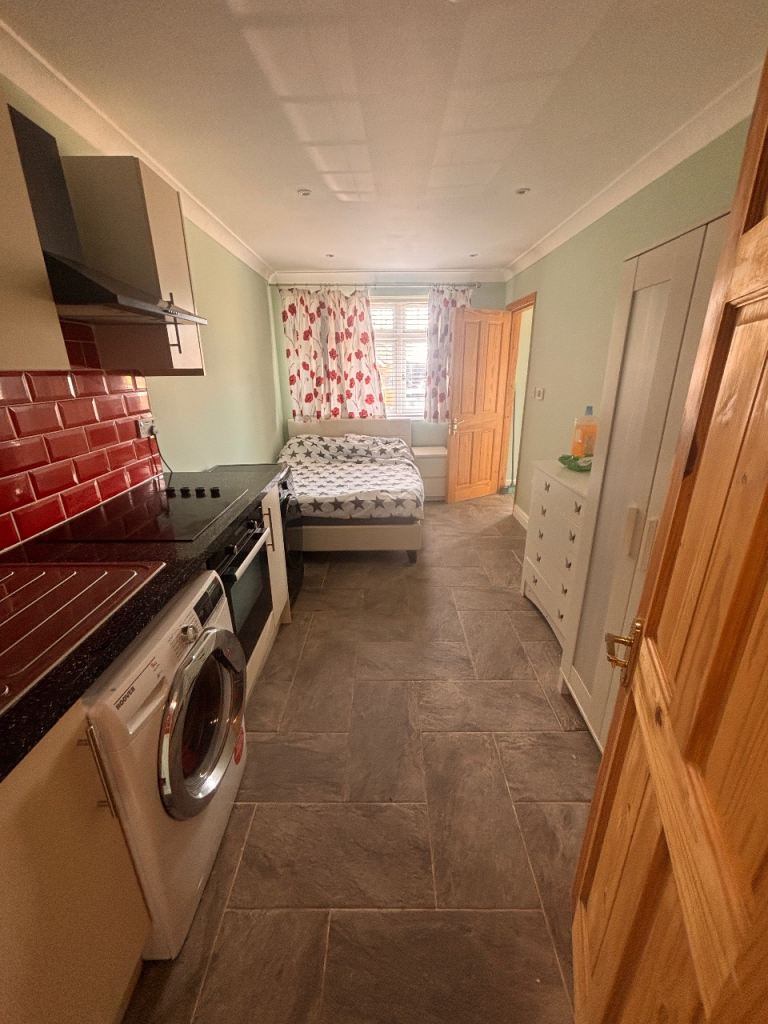 Studio room with full kitchen and bathroom 