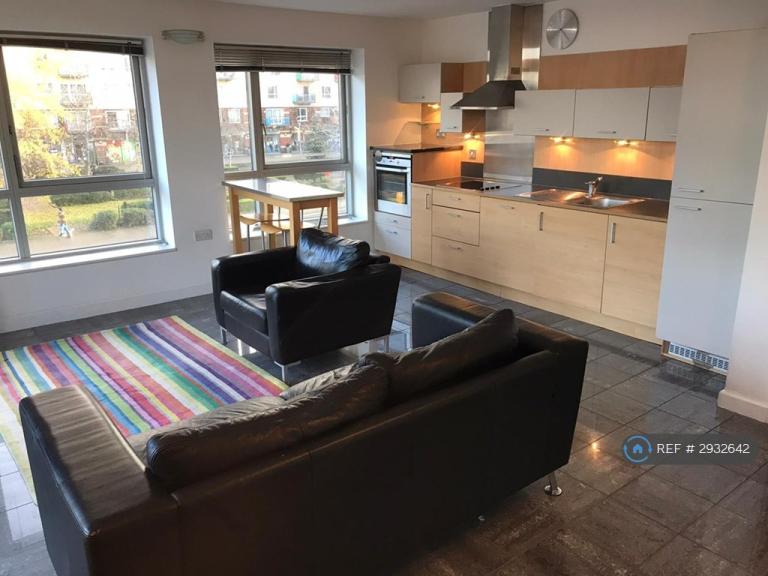 2 bedroom flat in Holly Court, London, SE10 (2 bed) (#2932642)