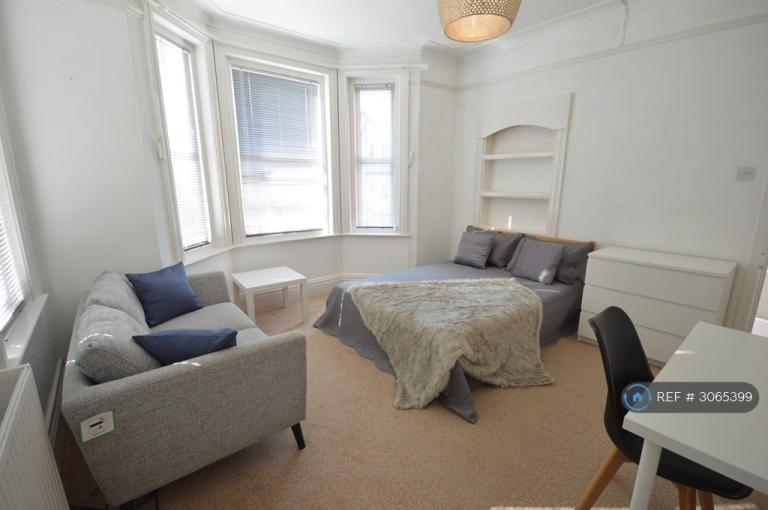 2 bedroom flat in Winton, Bournemouth, BH9 (2 bed) (#3065399)