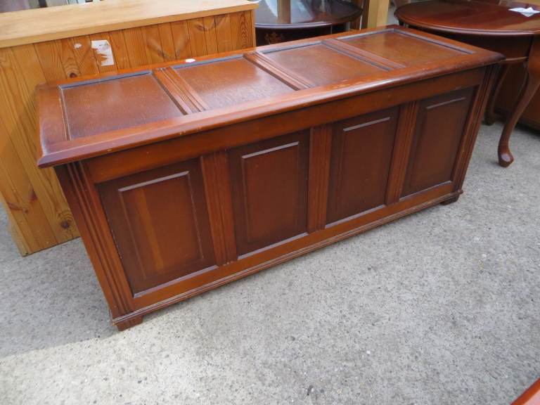 Classic End-Bed Chest / Blanket Box (Kenilworth Lions Furniture Store) Ref 14