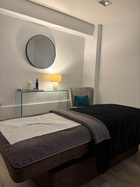 Beauty rooms in Knightsbridge open till late.