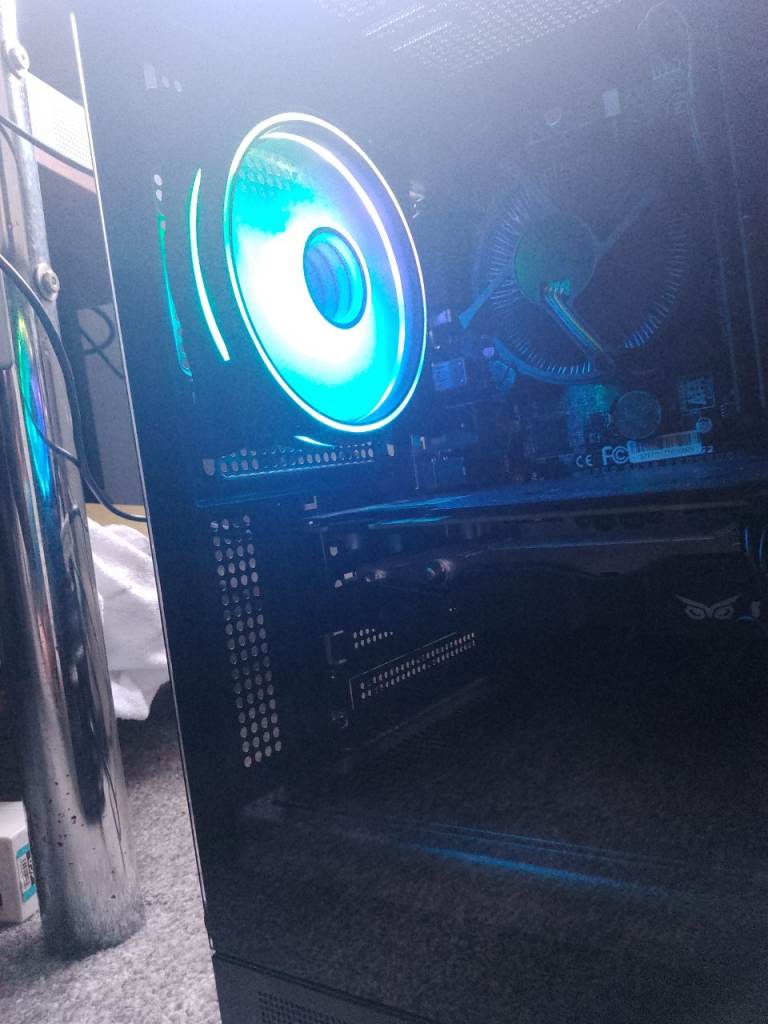 PC +180hz AOC monitor , keyboard and mouse and big gaming pad 