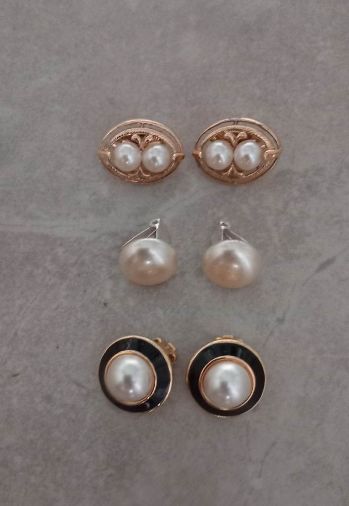 Three Pairs of Pearl Clip-on Earrings – Good Condition