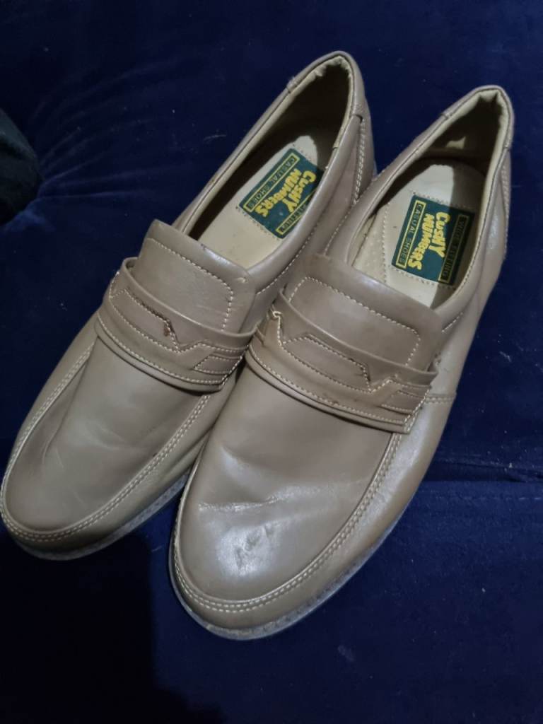 image for Mens size 10 casual wide fitting shoes. 