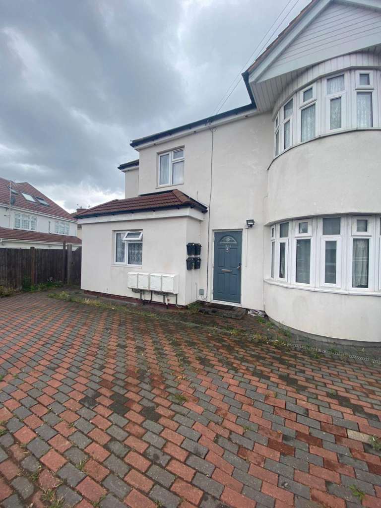 One Bed 1st Floor flat with garden In Kenton-CHRISTCHURCH AVENUE