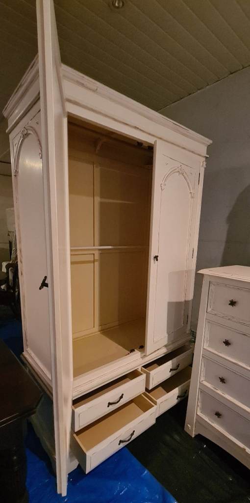 Large pine bedroom set, double wardrobe, chest of drawers and dressing table