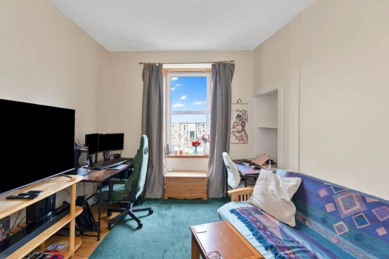 Delightful, 1 bedroom, 3rd floor flat off London Road – available October