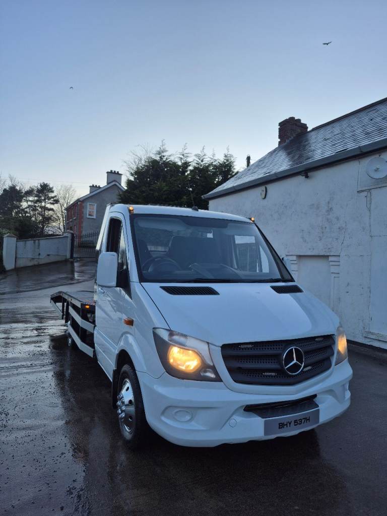 MERCEDES RECOVERY TRUCK 