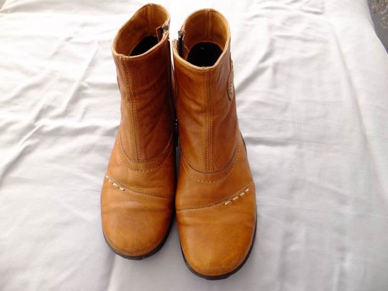 Pavers tan ankle boots    size 5