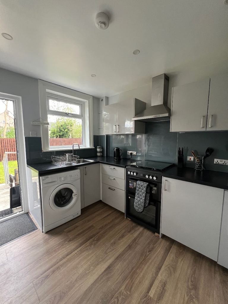 3 Bedroom flat on Drumbrae Drive, Edinburgh, EH4, with Driveway and Private Garden