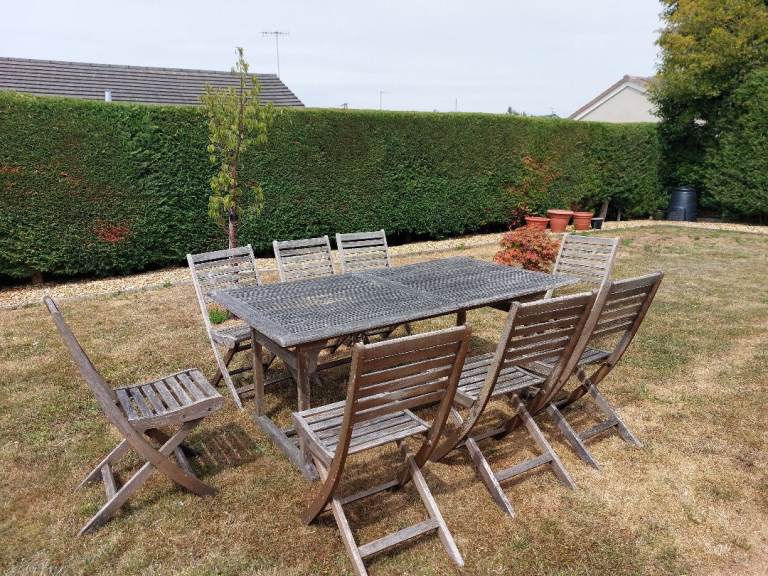 FREE TO COLLECT.  WOODEN GARDEN FURNITURE 