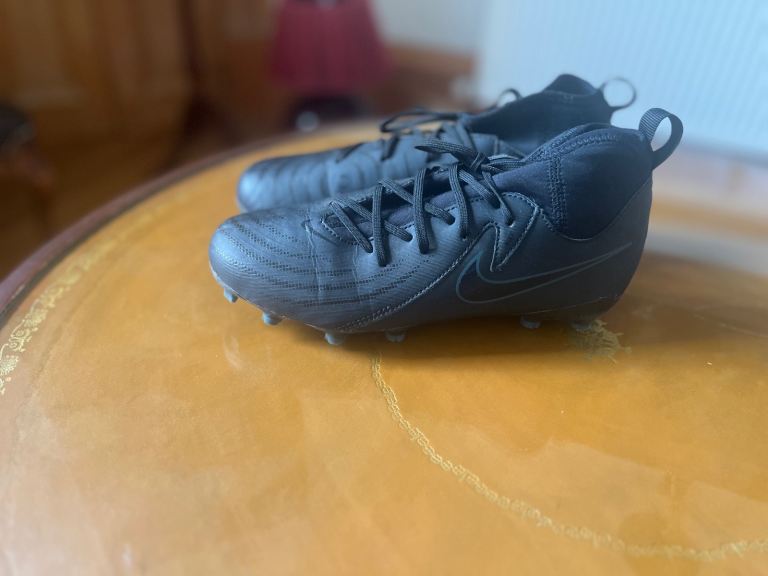 Kids Nike Black Football Boots – Good Condition