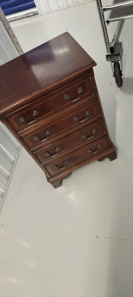 Mahogany small chest of drawers 
