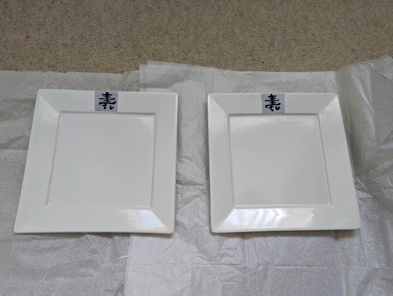 Two Chinese style square plates with motif on the top - 20cm square