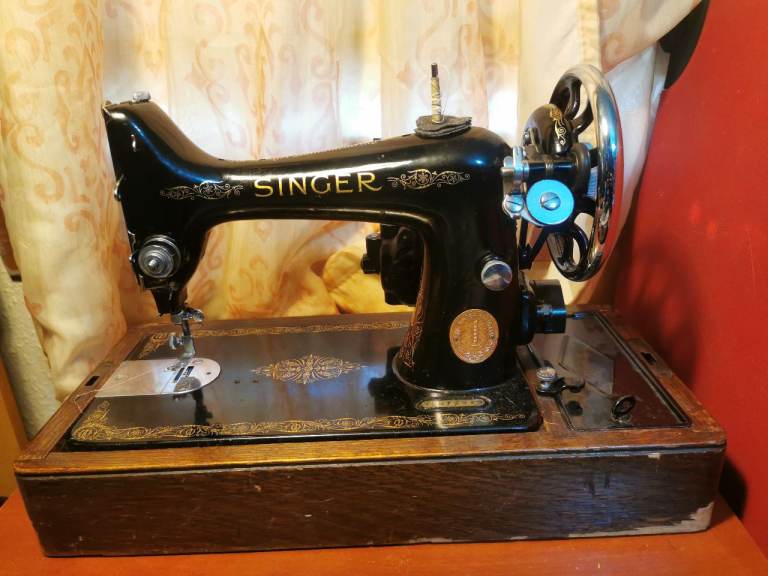 Singer Vintage Sewing Machine Y9872936 with Wooden Case