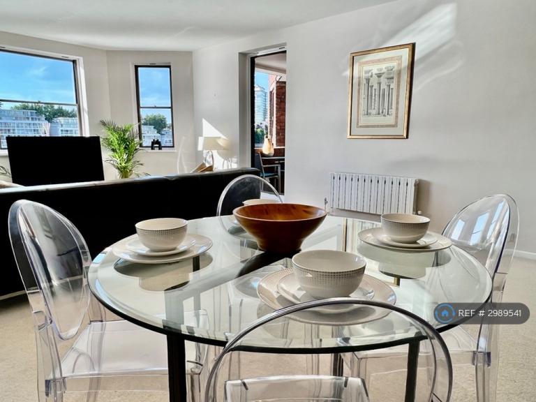 1 bedroom flat in Riverside Court, London, SW8 (1 bed) (#2989541)