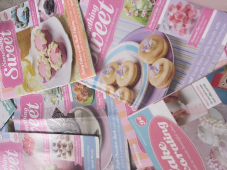 Large bundle of cake making / decorating items 