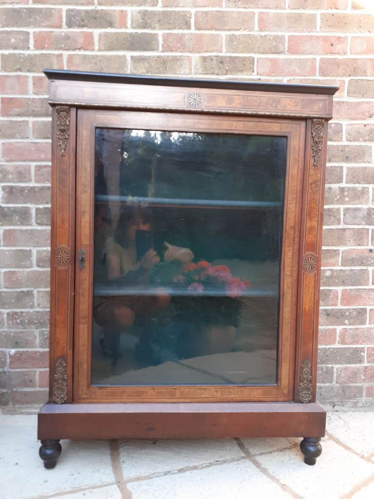 Art Deco display cabinet with working lock and key