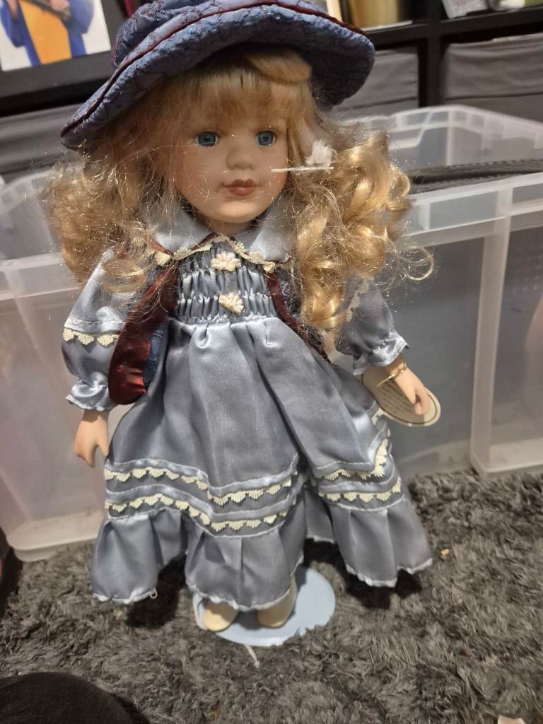Heritage mint collection porcelain dolls x8