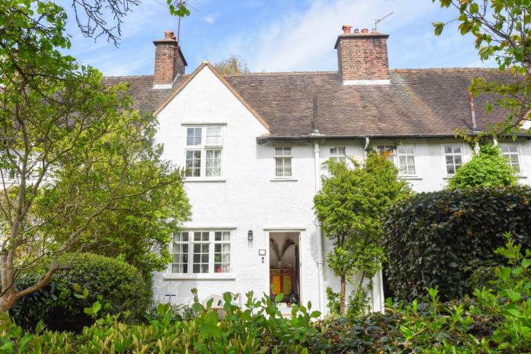 Elegant 4-Bedroom House with Generous Living Space in Hampstead Garden Suburb
