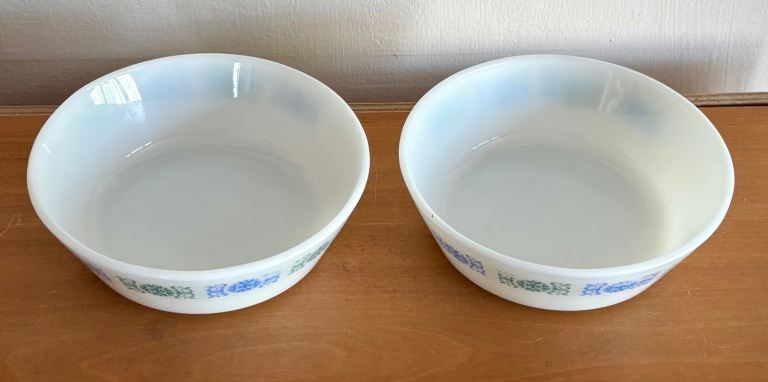 2 x Vintage JAJ Pyrex cereal bowls