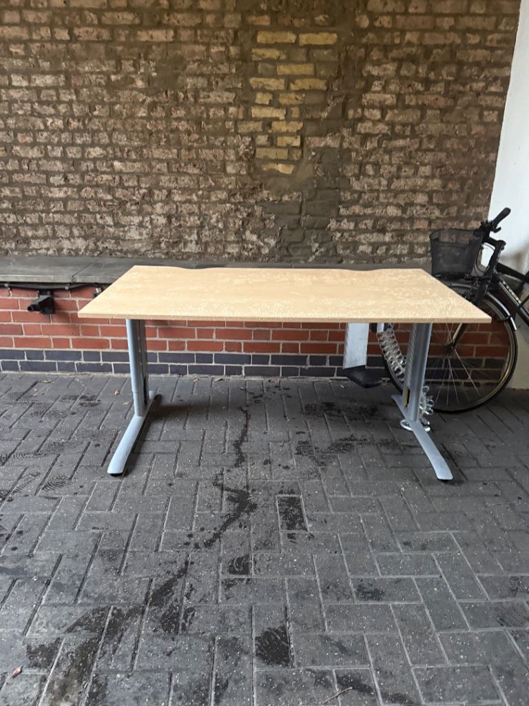 Free desk