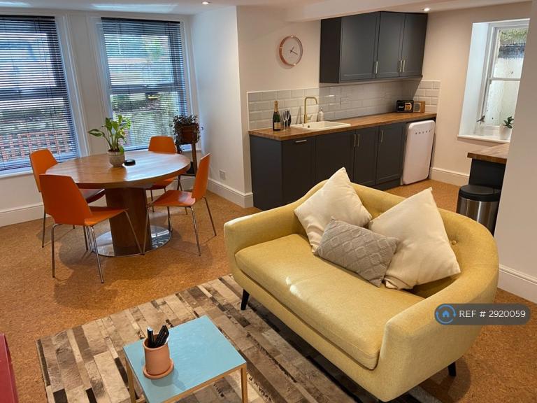 1 bedroom flat in Kingsnorth Gardens, Folkestone, CT20 (1 bed) (#2920059)