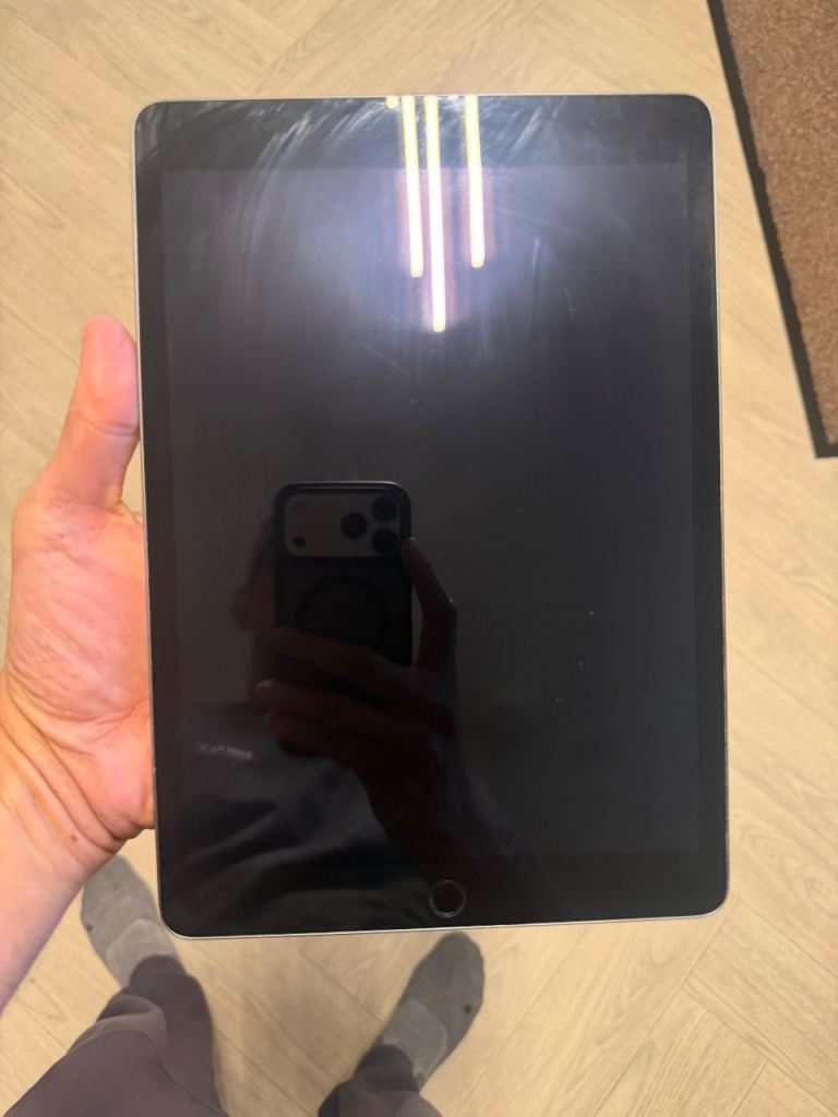 Apple iPad 9th Gen hardly used (like new) 
