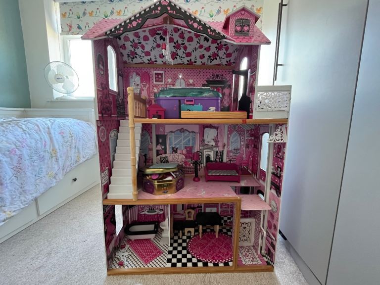 Doll house with accessories 