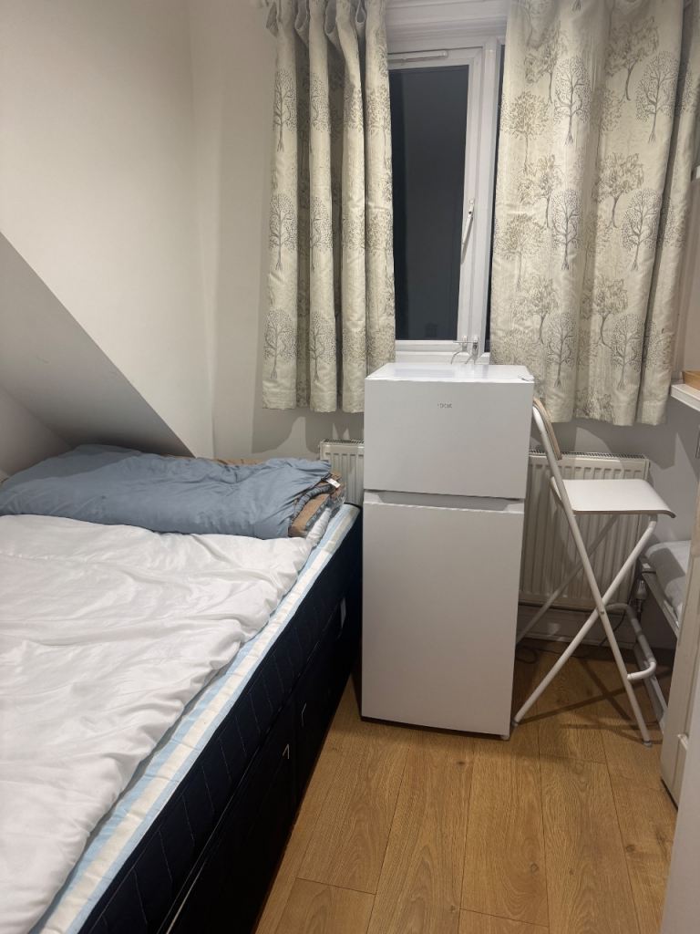 Lovely and very clean room is available, close to Hove Station