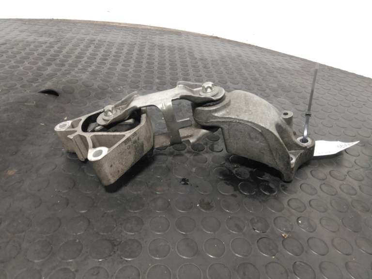 Mercedes Cla Engine Mount 2013-2019 A2462400809