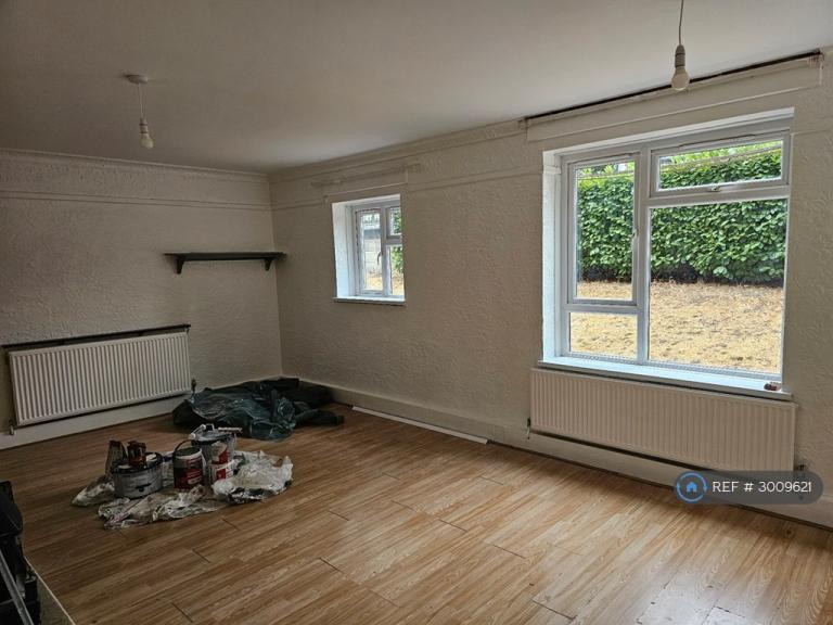 2 bedroom flat in Thompson House, Southall, UB1 (2 bed) (#3009621)