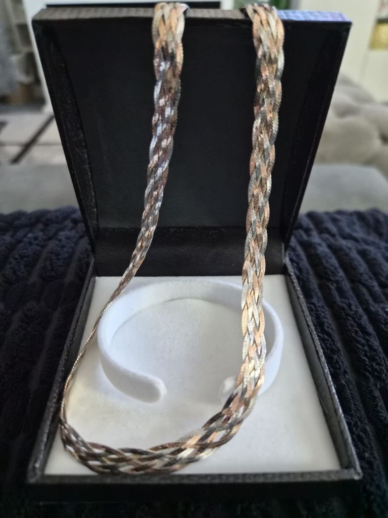 Ladies Herringbone Necklace. 