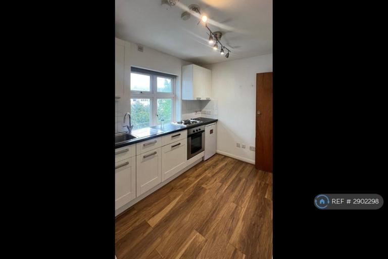 Studio flat in Hendon Way, London, NW2 (#2902298)