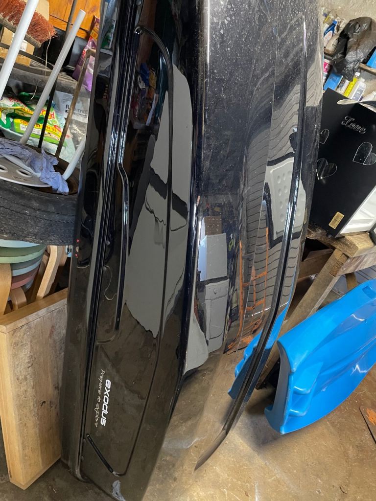 Large roof box
