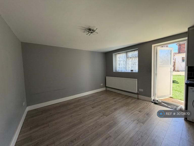 Studio flat in Findhorn Avenue, Hayes, UB4 (#3072870)