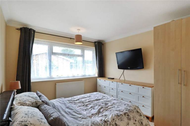 🏡 3-Bedroom End-Terrace House to Rent – Cants Close, Burgess Hill, West Sussex RH15